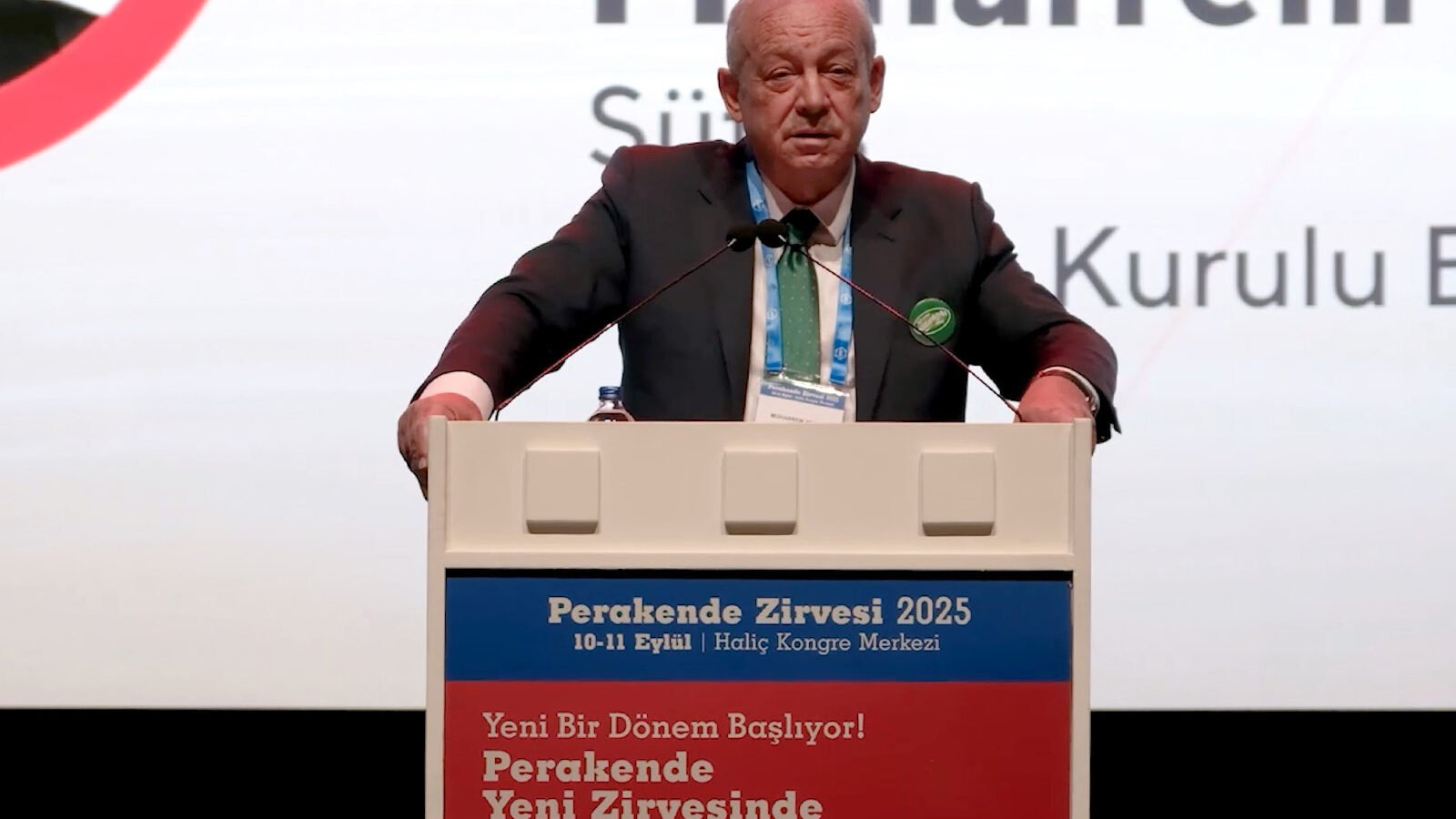 Toplantı salonunda sahne, ekran ve oturma düzenini temsil eden soyut görsel