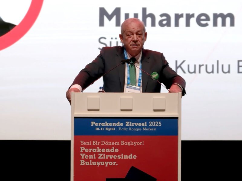 Toplantı salonunda sahne, ekran ve oturma düzenini temsil eden soyut görsel