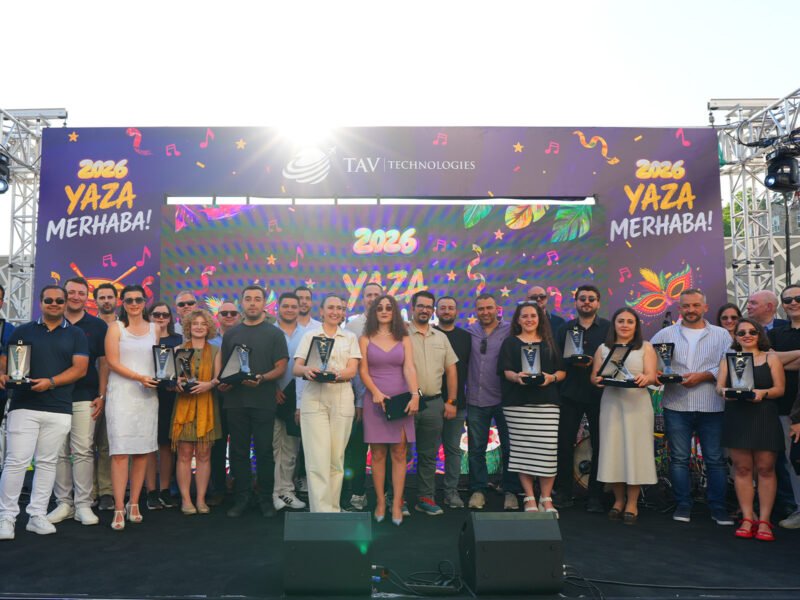 Ödül töreni sahnesi ve plaket sunumunu temsil eden soyut görsel