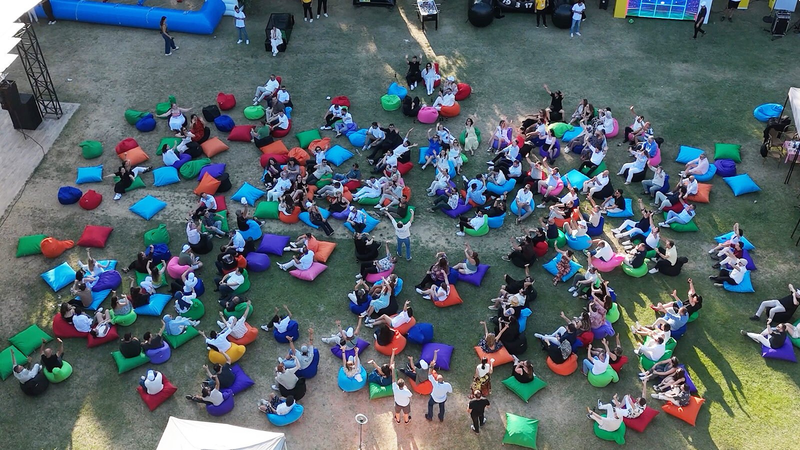 Açık hava piknik alanında gölgelik, oyun alanı ve sahne yerleşimini temsil eden soyut görsel